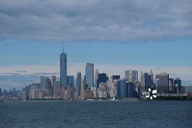 从斯塔滕岛的船上眺望曼哈顿图片素材