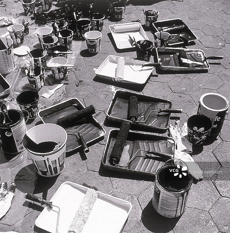 散落在街道上的油漆用品图片素材