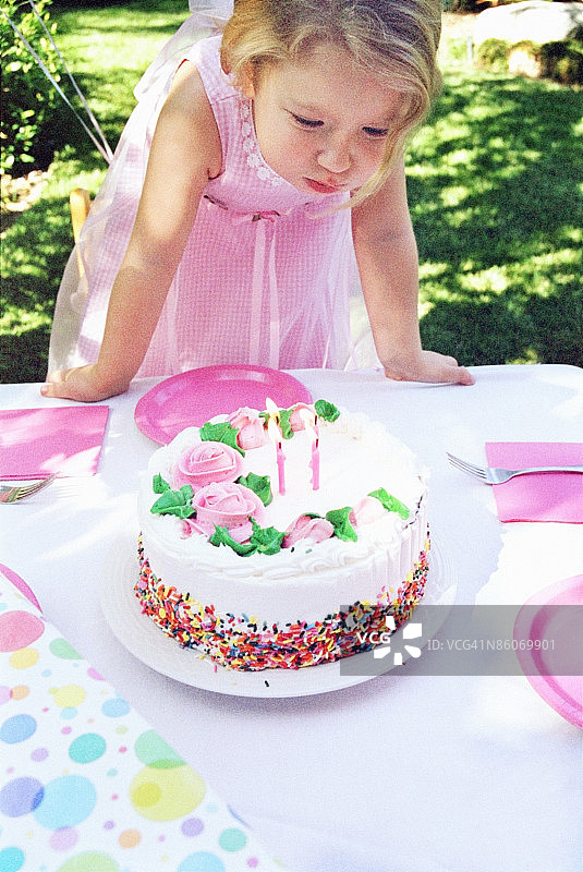 吹灭蜡烛的女孩图片素材