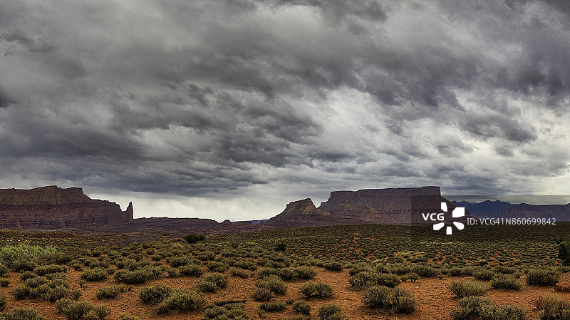 城堡谷上空的暴风云图片素材