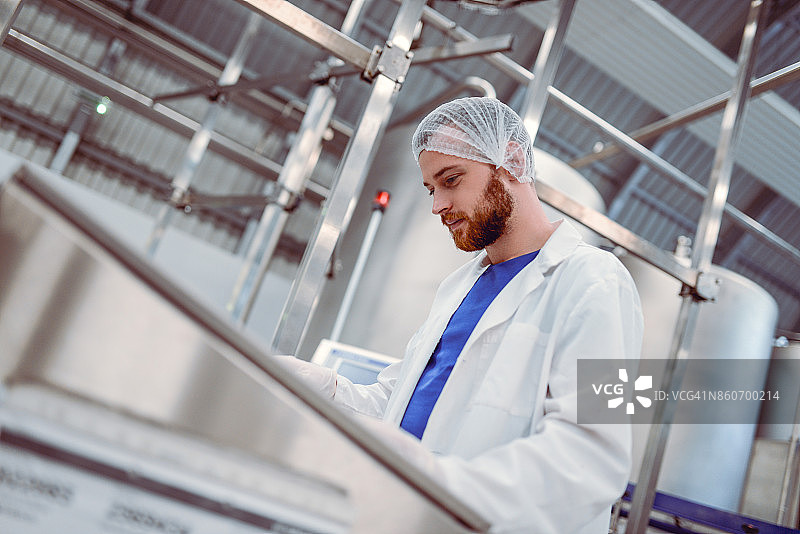 科学家在装瓶厂修改工作图片素材