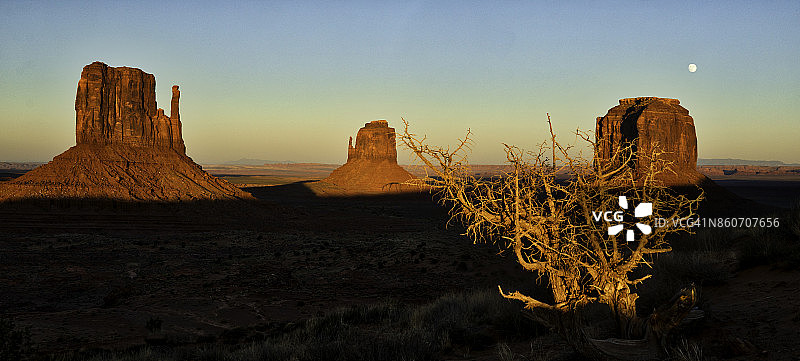 日落时分的月亮，纪念碑谷图片素材