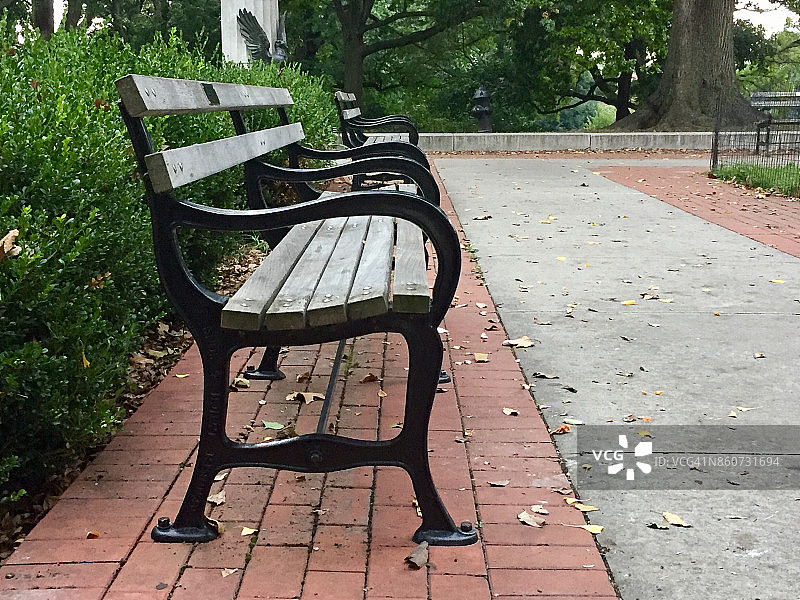 公共公园里的长椅图片素材