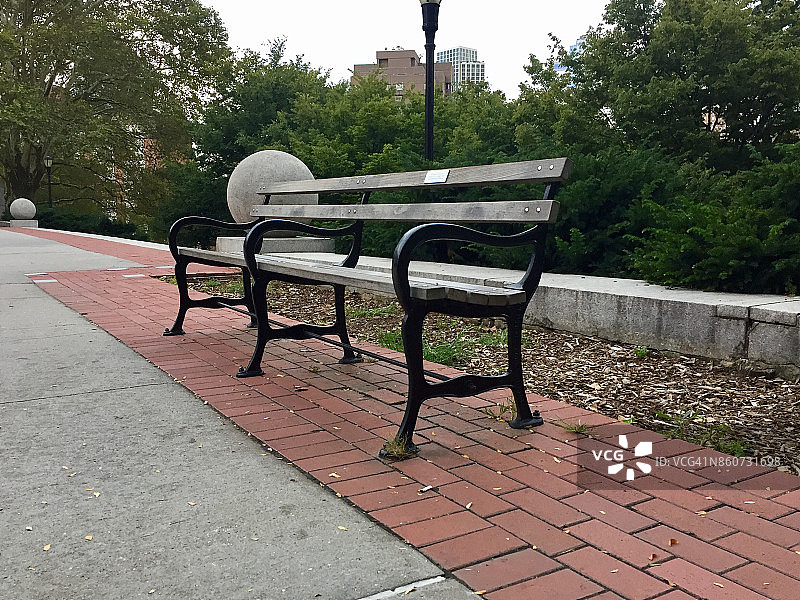 公共公园里的长椅图片素材