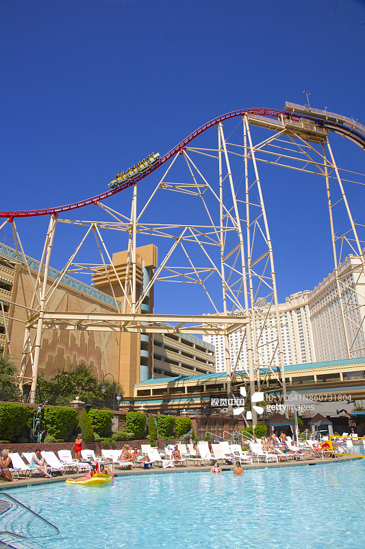 拉斯维加斯纽约-纽约酒店泳池上的过山车图片素材