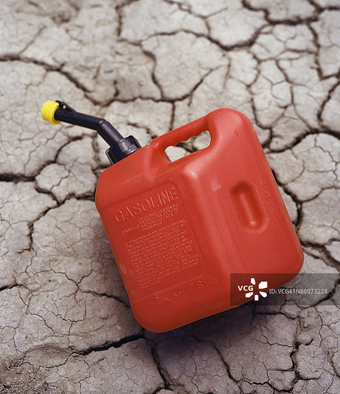 龟裂土地上的汽油桶图片素材