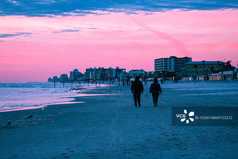 沙滩上远去的情侣背影图片素材