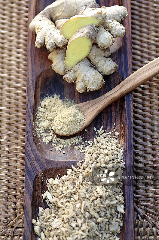 盛放姜根的木制餐盘图片素材