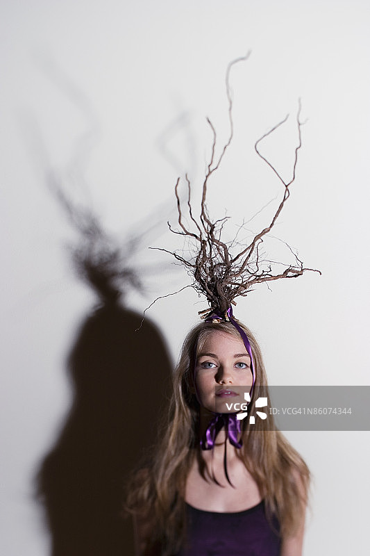 戴着树枝头饰的年轻女子图片素材