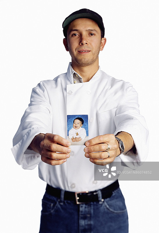 家长拿着女儿的照片图片素材