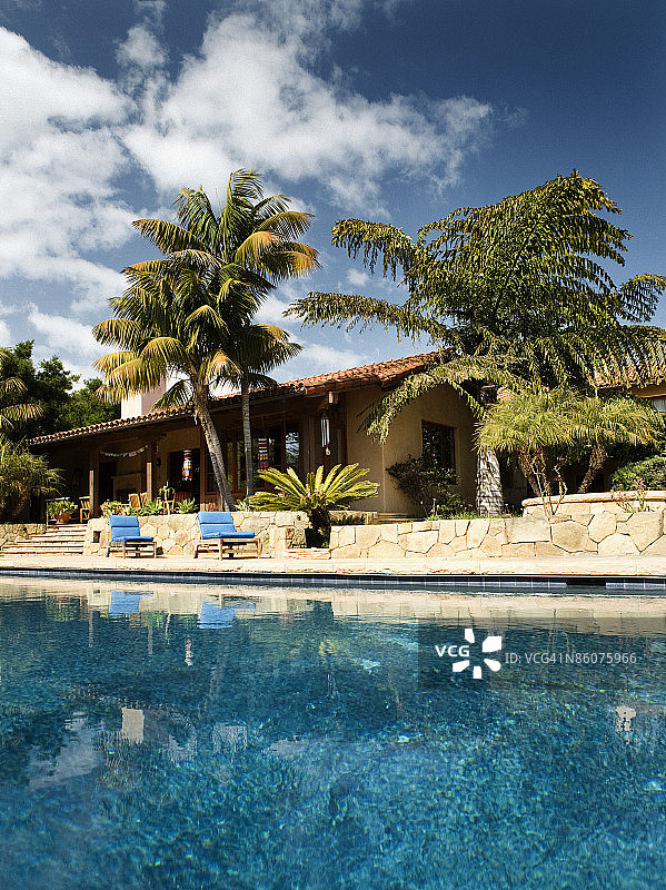 带游泳池的热带庭院图片素材