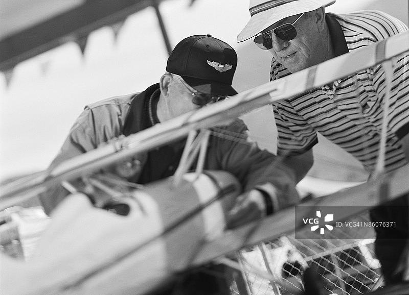 拿着模型飞机的男人们图片素材