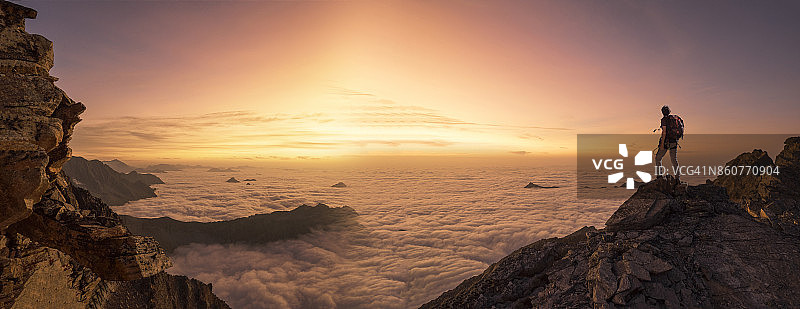 黎明时分山顶上的孤独登山者图片素材