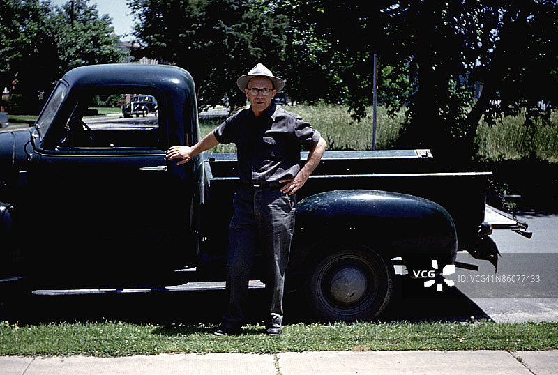 男人站在卡车旁图片素材