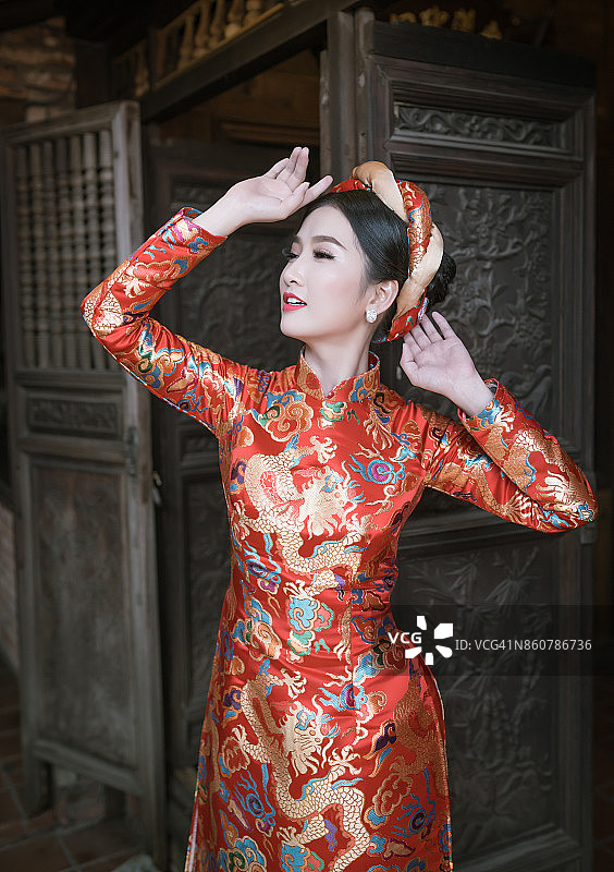 身穿红色丝绸奥黛（越南传统长裙）的女人图片素材