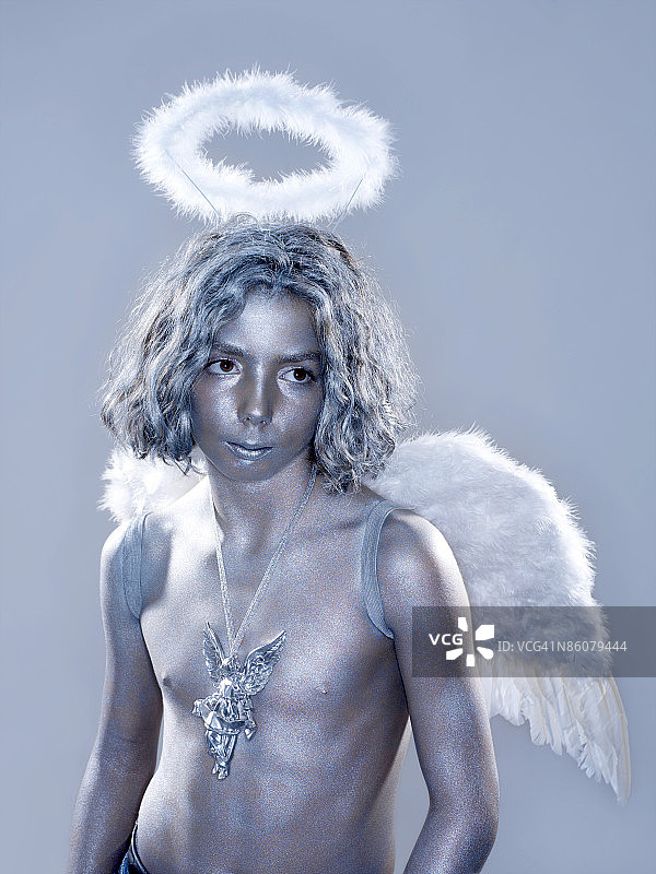 打扮成天使的男孩图片素材