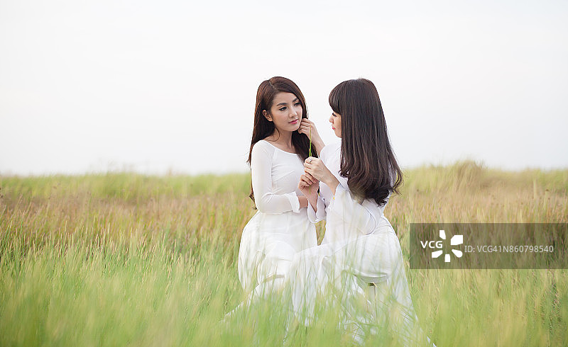 身穿奥黛的年轻女孩在芦苇地背景前图片素材