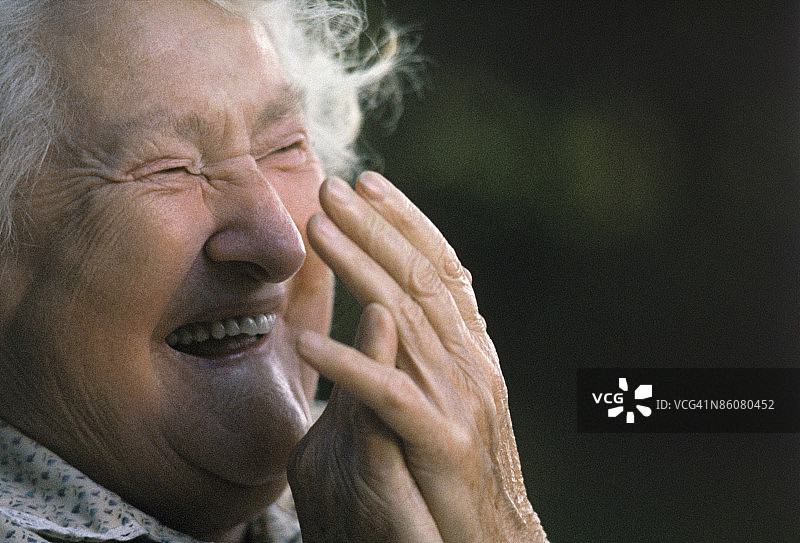 女人笑了图片素材