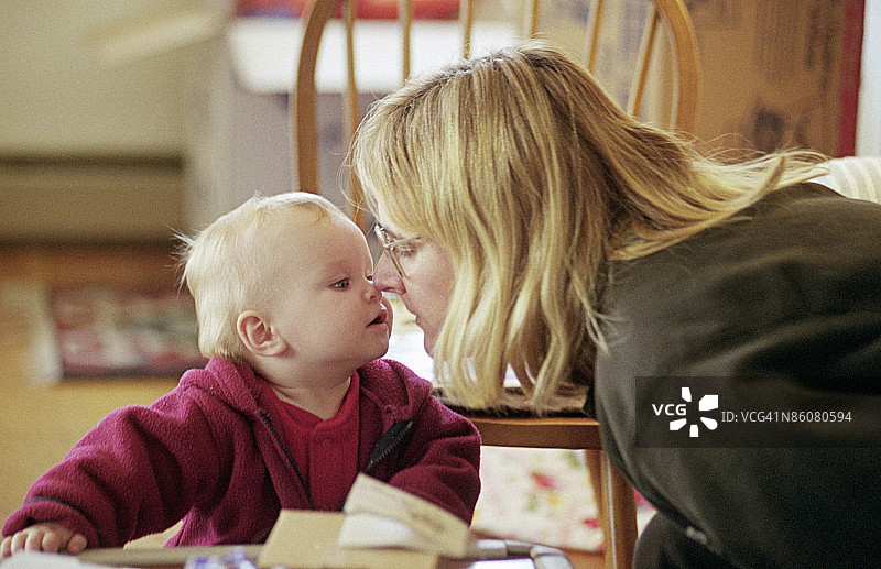 母婴鼻子碰鼻子图片素材