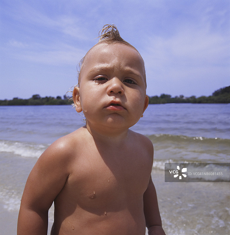 海滩上的男孩图片素材