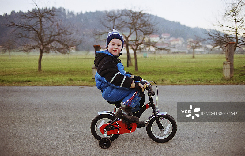 骑自行车的男孩图片素材