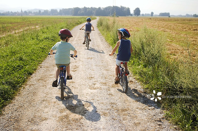 男孩们在小路上骑自行车图片素材
