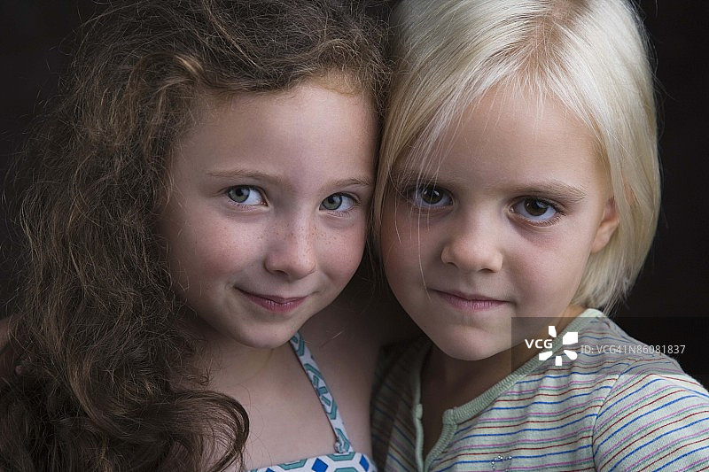 微笑女孩们的肖像图片素材