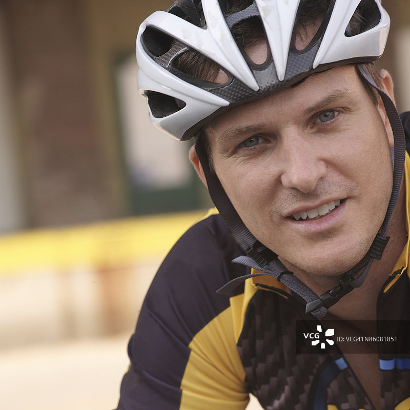 戴自行车头盔的男人图片素材