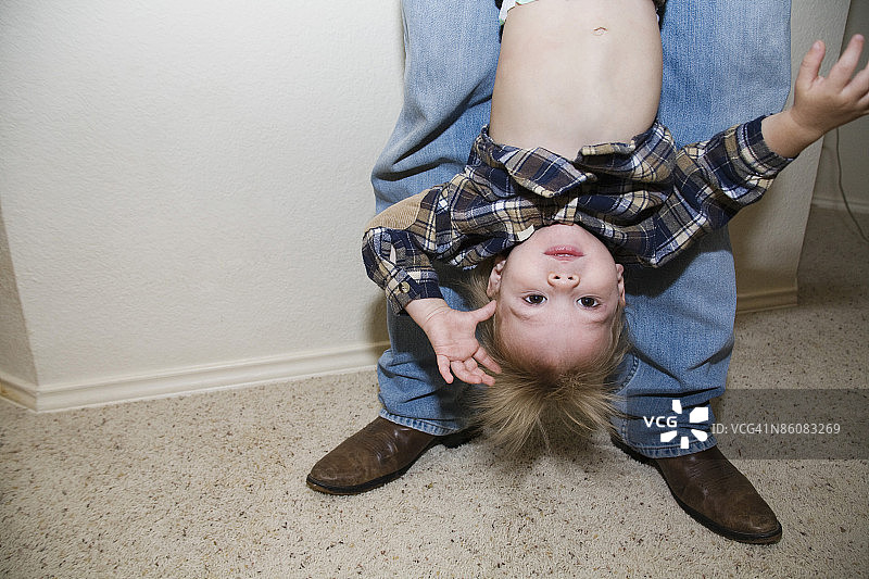 和倒立男孩在一起的男人图片素材