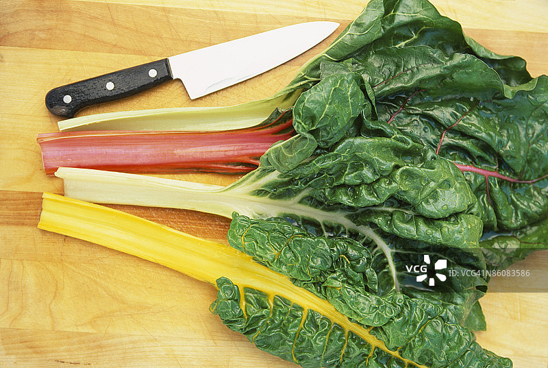 砧板上的牛皮菜和刀图片素材
