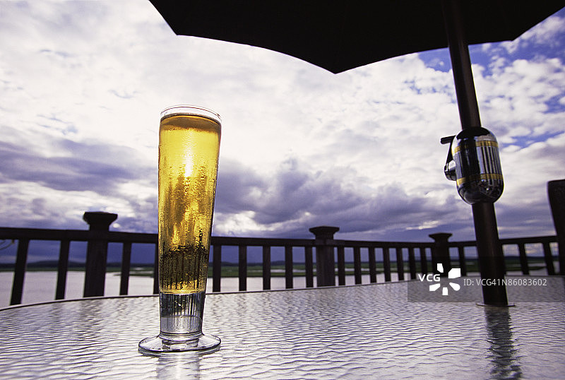 甲板桌上的啤酒杯图片素材