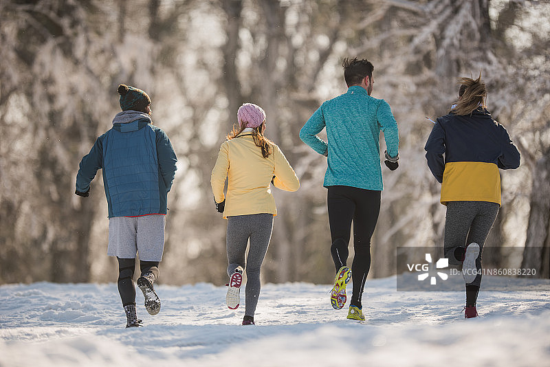 雪中奔跑的运动者背影图片素材