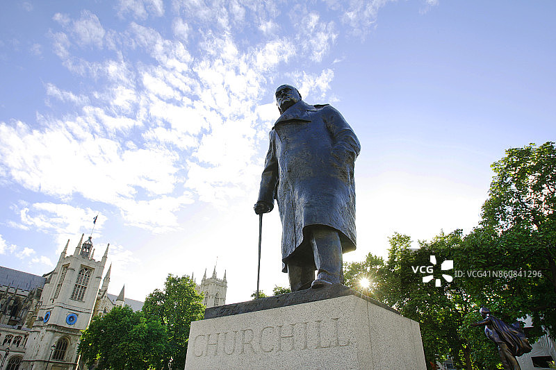 伦敦议会广场的丘吉尔雕像图片素材