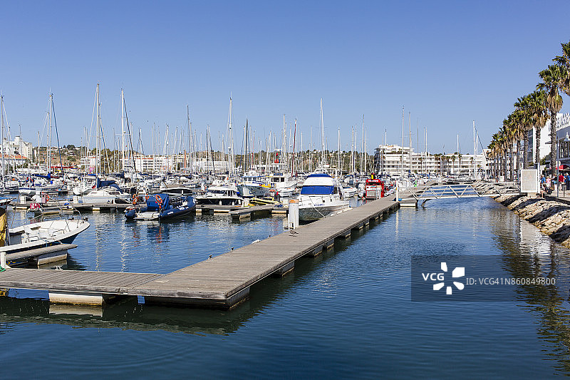 停泊在葡萄牙阿尔加维拉各斯码头的帆船和游艇图片素材