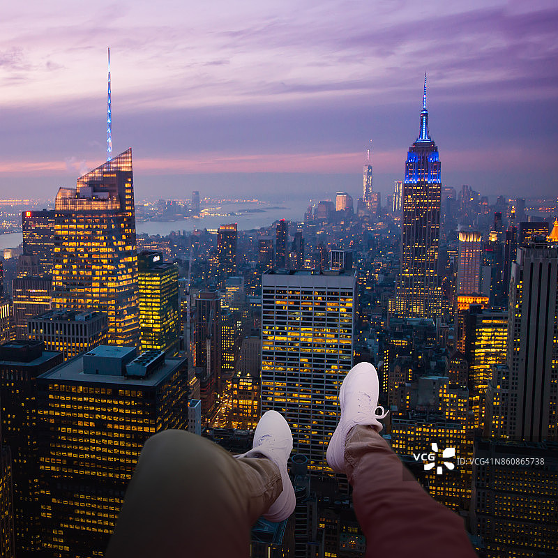 曼哈顿傍晚直升机航拍，前景穿白鞋腿部图片素材