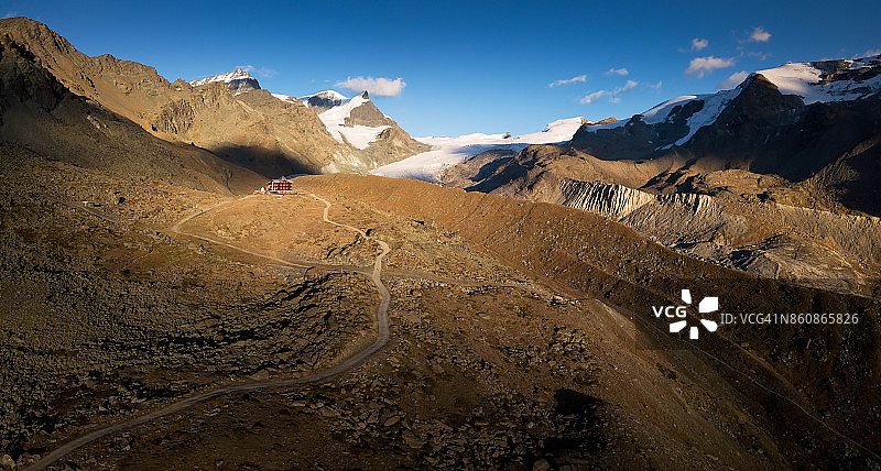 瑞士采尔马特斯特利湖观看芬德尔冰川图片素材
