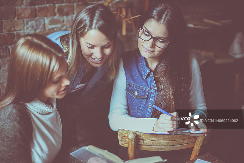 共同阅读的女学生们图片素材