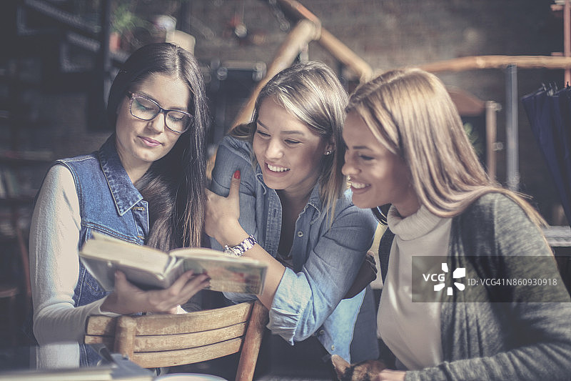 三名女学生一起学习图片素材
