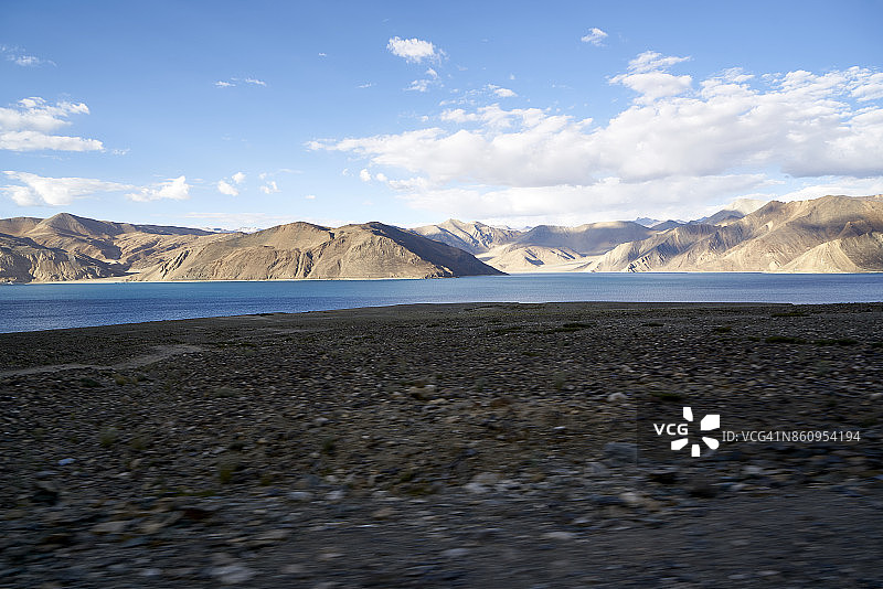 喜马拉雅山美丽的班公湖全景 - 低角度图片素材