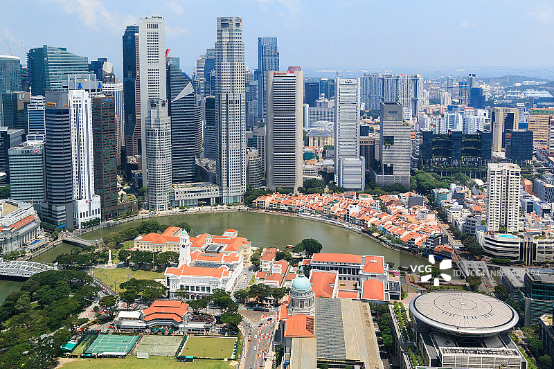 新加坡河沿岸的城市天际线景观，前景为板球俱乐部、国会大厦和最高法院图片素材