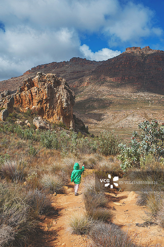 年轻女孩在Kromrivier徒步旅行的背影图片素材