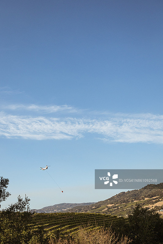 救援直升机飞越葡萄园图片素材