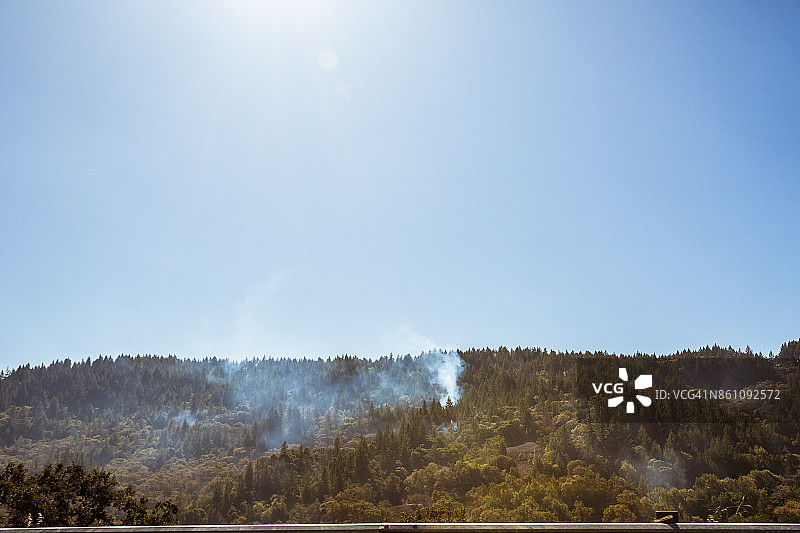 北加州山火中阴燃的山坡图片素材