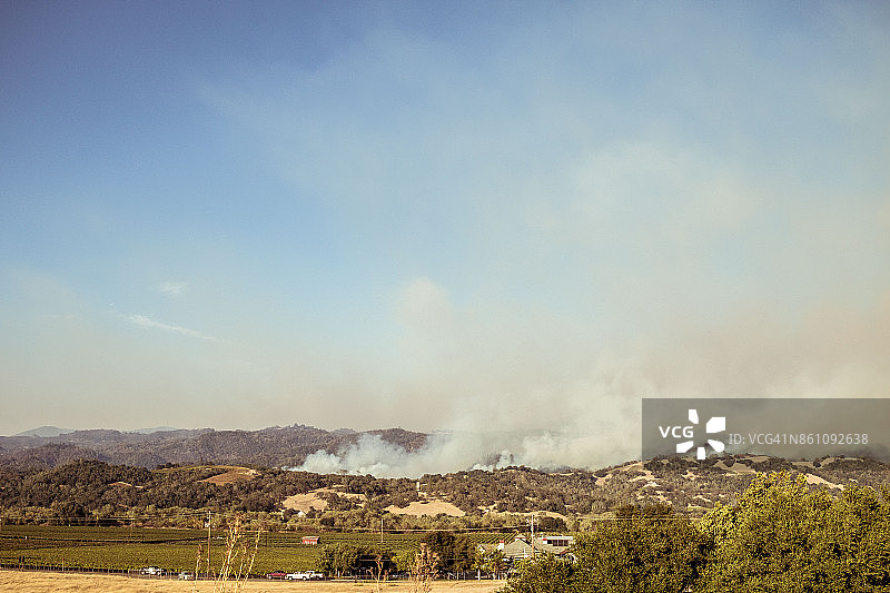101号公路所见的索诺玛野火图片素材
