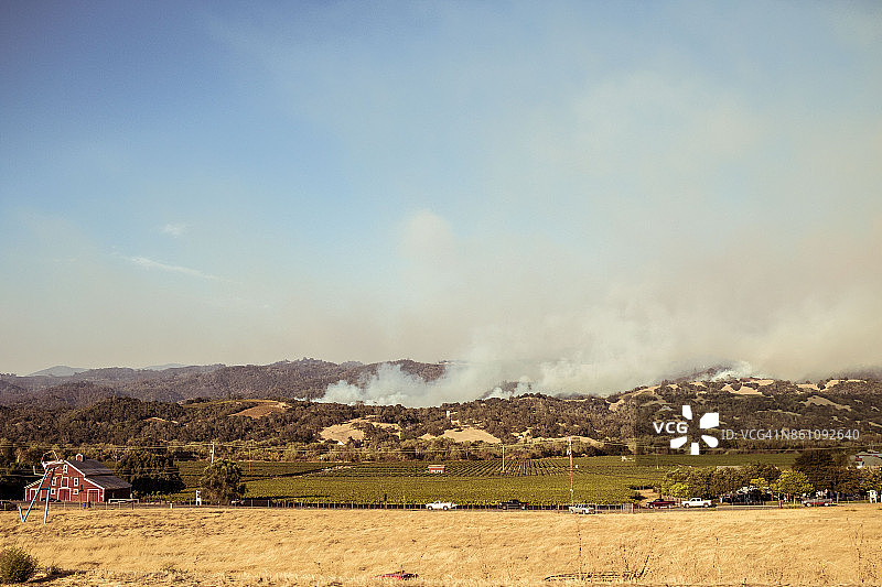 101号公路所见的索诺玛野火图片素材