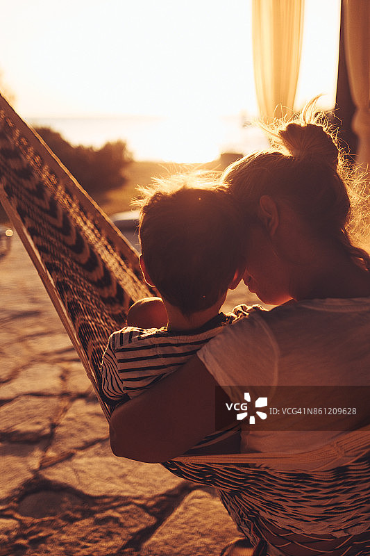 在吊床上放松的时刻图片素材