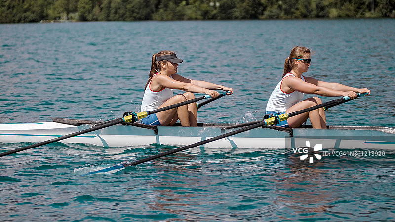 两名女性运动员在湖上划船图片素材