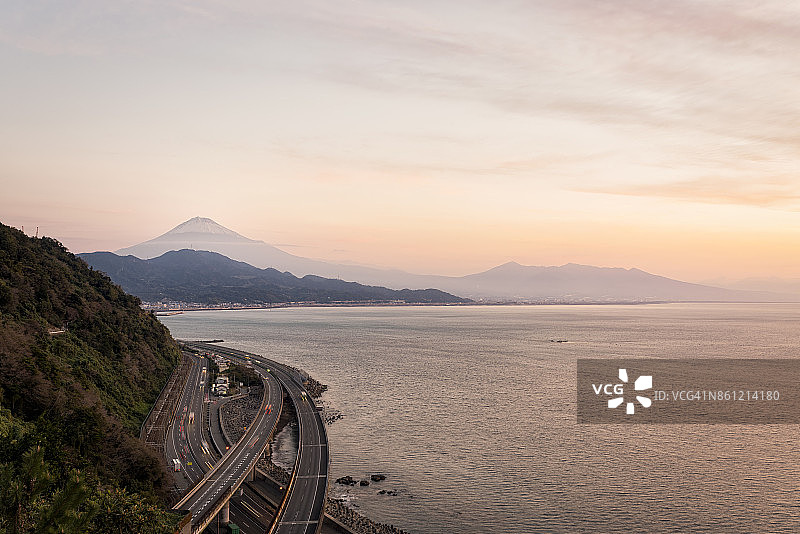 骏河湾与东名高速公路上的富士山图片素材