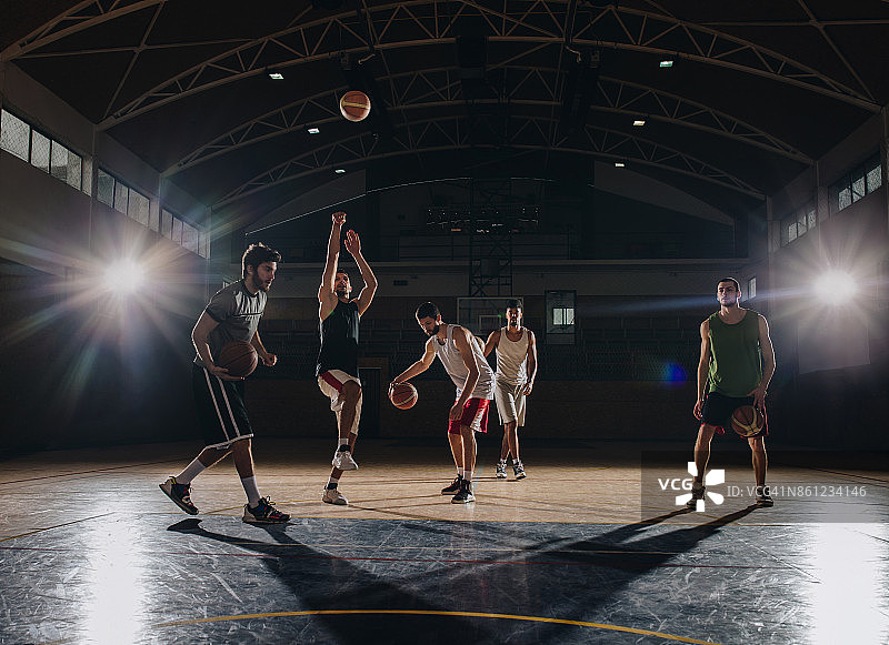 篮球队在学校体育馆进行训练图片素材