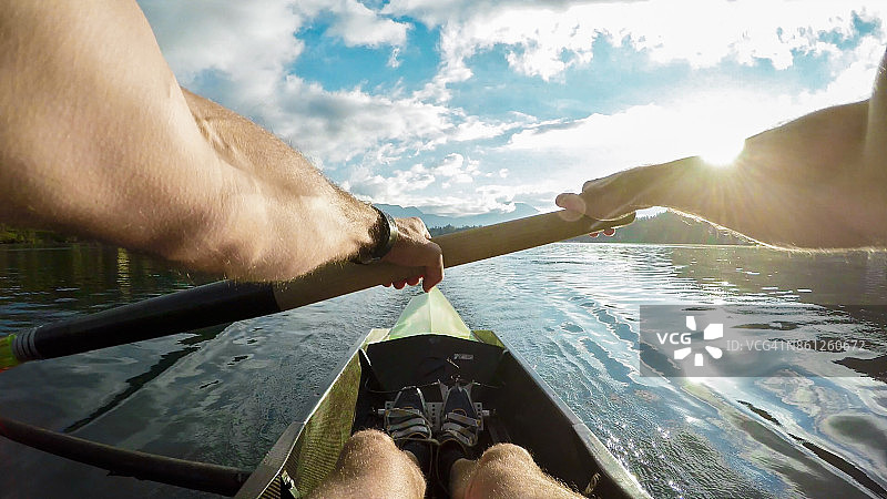 运动员在阳光明媚的湖上划船图片素材